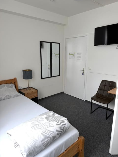 Shower, Bed, Bathroom, Bedroom, internet, room service, towels