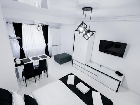Communal lounge/ TV room, TV and multimedia, Living room, Seating area, Dining area