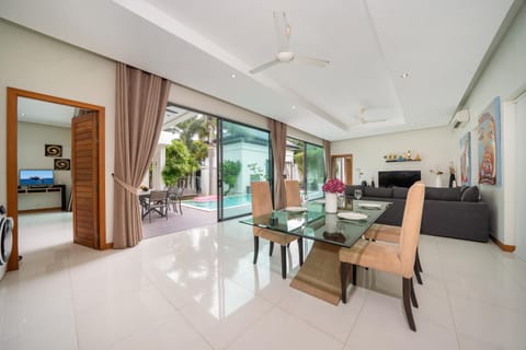Living room, Seating area, Dining area
