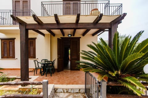 Property building, Facade/entrance, Balcony/Terrace