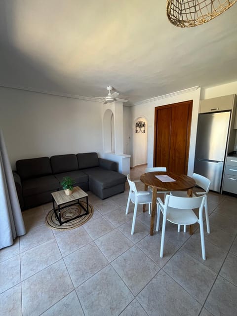 Property building, Kitchen or kitchenette, Living room, Seating area, Dining area