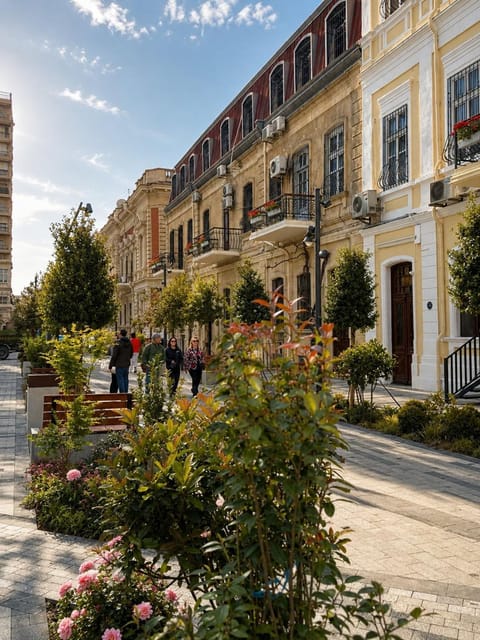 Property building, Facade/entrance, Spring, Day, People, Garden, Garden view, Street view, Quiet street view