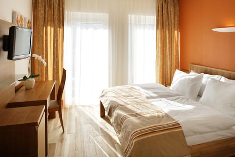Bed, TV and multimedia, Seating area, Bedroom