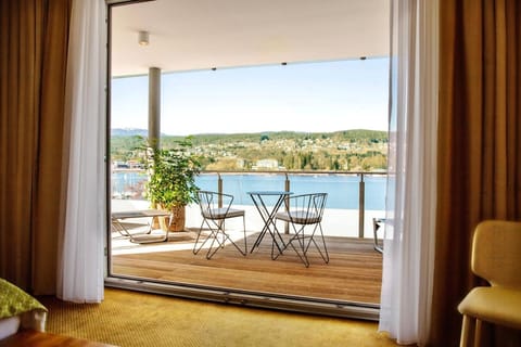 View (from property/room), Balcony/Terrace, Seating area, Lake view