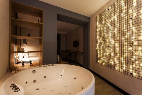 Hot Tub, Bathroom, Bedroom