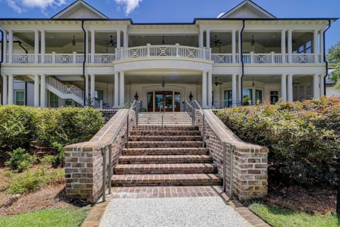 Updated Luxury King Bed Queen Fold Out Couch Beach Gear & Bike Rentals Included House in Hilton Head Island
