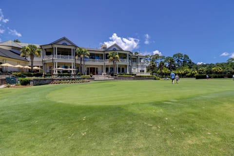 Updated Luxury King Bed Queen Fold Out Couch Beach Gear & Bike Rentals Included House in Hilton Head Island