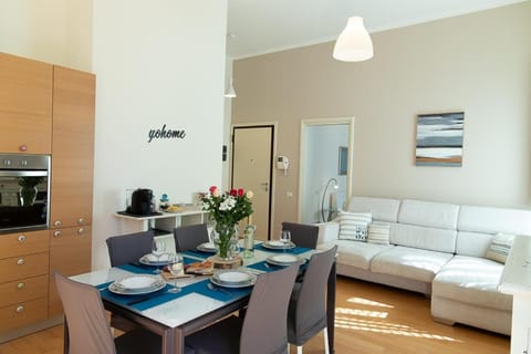 Kitchen or kitchenette, Living room, Seating area, Dining area, oven