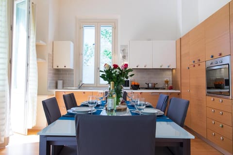 Kitchen or kitchenette, Dining area, stove