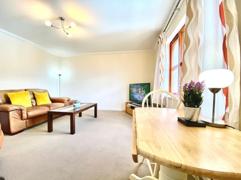 100 Thornhill Drive, Elgin Apartment in Elgin