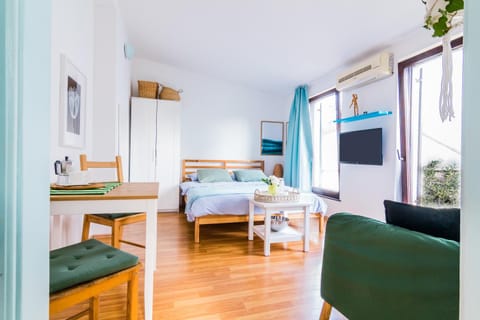 Bed, TV and multimedia, Living room, Photo of the whole room, Seating area, air conditioner