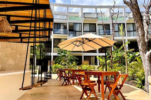 Restaurant/places to eat, Garden, Lounge or bar