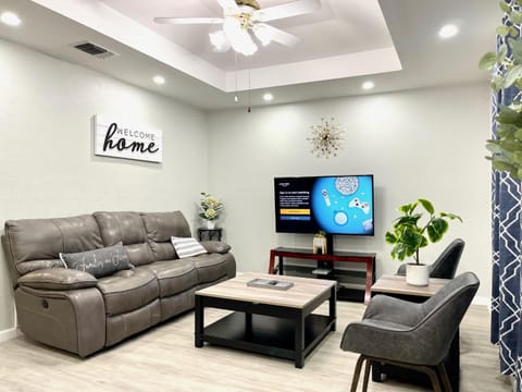 Communal lounge/ TV room, TV and multimedia, Living room, Seating area, Evening entertainment