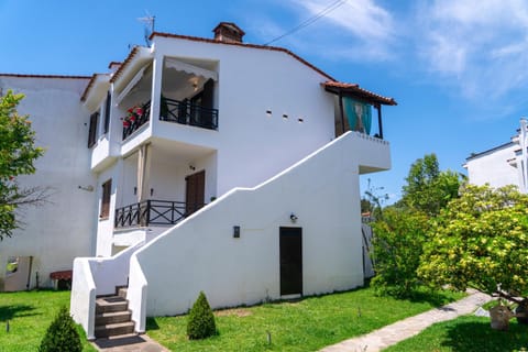Property building, Garden, Balcony/Terrace