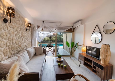 TV and multimedia, Balcony/Terrace, Living room, Pool view
