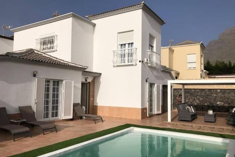 Property building, Pool view, Swimming pool, sunbed