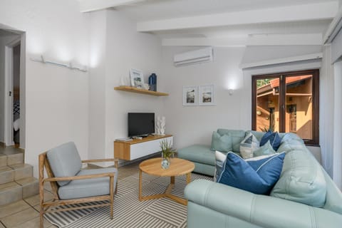 TV and multimedia, Living room, Seating area, air conditioner
