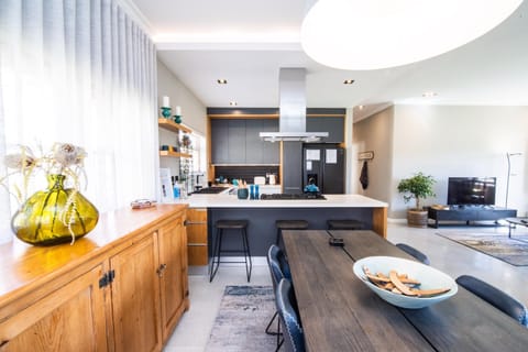 TV and multimedia, Kitchen or kitchenette, Lounge or bar, Food and drinks, Food