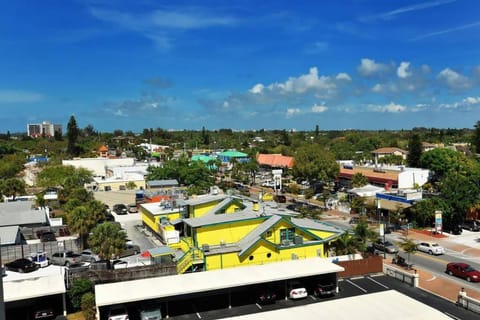Siesta Key Village-Suite #1: A Block to the Beach! Apartment in Siesta Beach