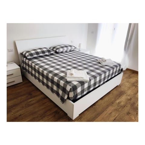 View (from property/room), City view, Inner courtyard view, furniture, towels