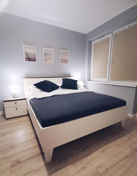 Bed, Photo of the whole room, Seating area, Bedroom