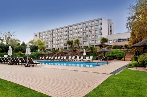 Property building, Garden, Garden view, Pool view, Swimming pool, sunbed