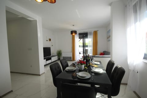 Dining area, Drinks, Alcoholic drinks