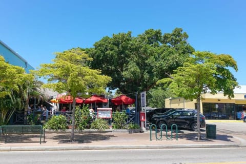 Siesta Key Village-Suite #3: A Block to the Beach! Apartment in Siesta Beach