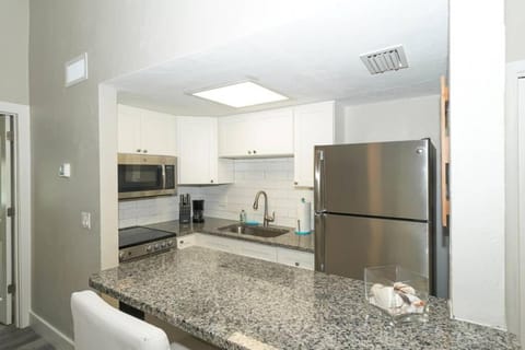 Siesta Key Village-Suite #3: A Block to the Beach! Apartment in Siesta Beach