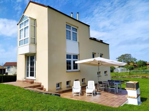 Property building, Garden, Garden view, sunbed