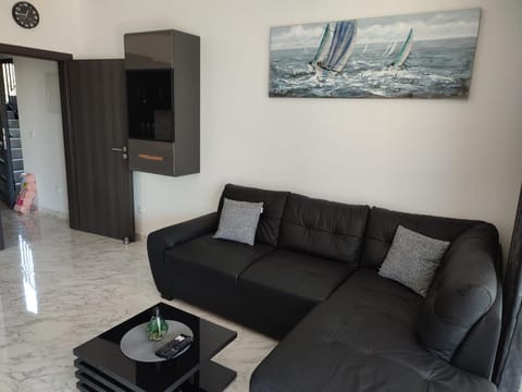 TV and multimedia, Kitchen or kitchenette, Living room, Seating area