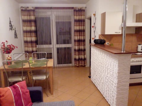 Apartament TOSIA mieści się w pobliżu Plaży Zachodniej 450 m. Do dyspozycji jest też mały ogródek z miejscem na wypicie porannej kawy. Na osiedlu sąsiadującym ze sklepem Netto oraz Żabką, znajduje się plac zabaw dla dzieci oraz boisko do gry w piłkę. Apartment in West Pomeranian Voivodeship, Poland