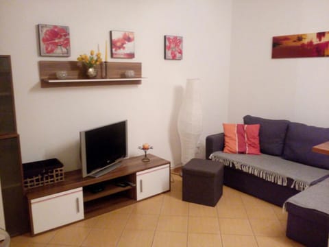 Apartament TOSIA mieści się w pobliżu Plaży Zachodniej 450 m. Do dyspozycji jest też mały ogródek z miejscem na wypicie porannej kawy. Na osiedlu sąsiadującym ze sklepem Netto oraz Żabką, znajduje się plac zabaw dla dzieci oraz boisko do gry w piłkę. Apartment in West Pomeranian Voivodeship, Poland