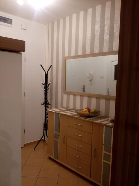 Apartament TOSIA mieści się w pobliżu Plaży Zachodniej 450 m. Do dyspozycji jest też mały ogródek z miejscem na wypicie porannej kawy. Na osiedlu sąsiadującym ze sklepem Netto oraz Żabką, znajduje się plac zabaw dla dzieci oraz boisko do gry w piłkę. Apartment in West Pomeranian Voivodeship, Poland