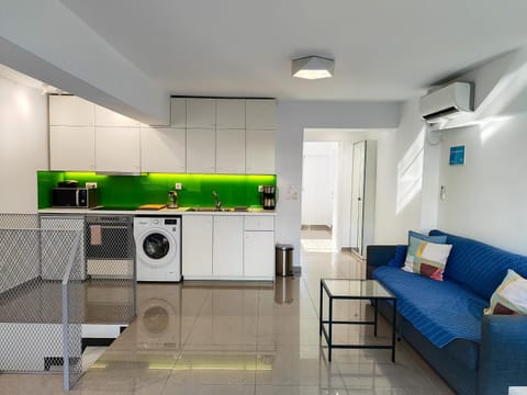 Coffee/tea facilities, Kitchen or kitchenette, Living room, Seating area, microwave, oven, stove, washing machine, air conditioner