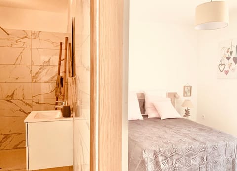 Bed, Bathroom, Photo of the whole room, Bedroom