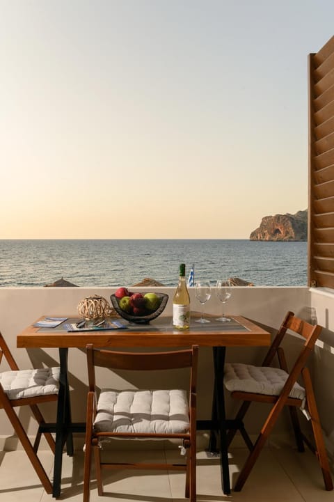 Patio, Day, Natural landscape, Balcony/Terrace, Balcony/Terrace, Living room, Seating area, Dining area, Beach, Sea view, Sea view