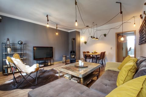 TV and multimedia, Living room, Food