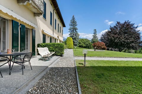 Property building, Facade/entrance, Garden, Balcony/Terrace, On site