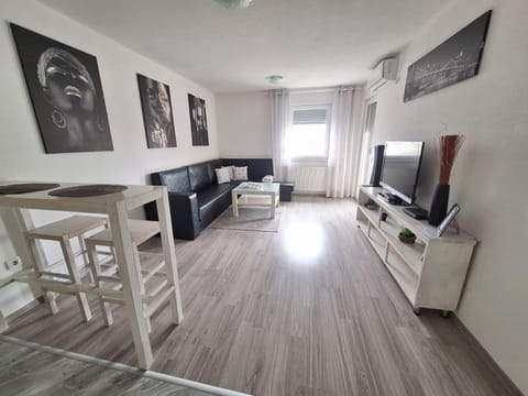 Communal lounge/ TV room, TV and multimedia, Living room, Seating area, City view, air conditioner