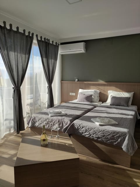 Bathroom, Balcony/Terrace, Lake view, Mountain view, Swimming pool, Breakfast, Parking