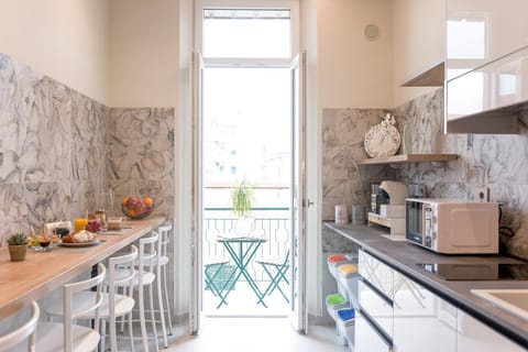 Coffee/tea facilities, Food and drinks, dishwasher, minibar, oven, stove, Internal: Not applicable to any particular room