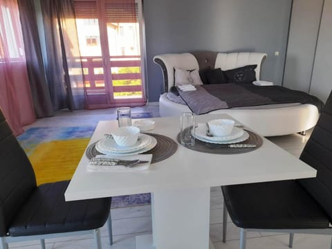 Bed, Dining area, Bedroom