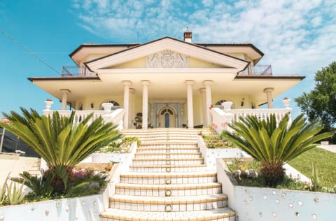 Property building, Facade/entrance, Day