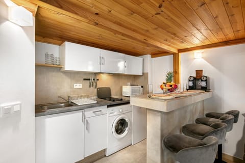 Coffee/tea facilities, Kitchen or kitchenette, Dining area, minibar, stove