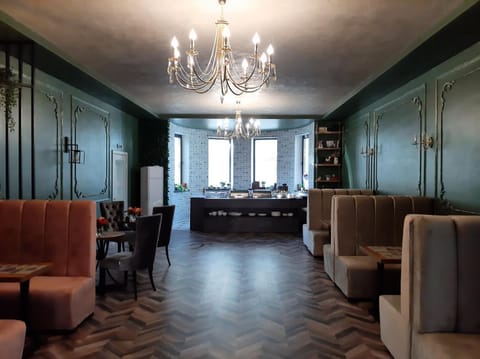 Restaurant/places to eat, Living room