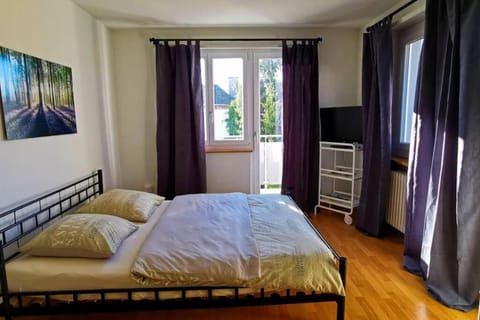 Bed, TV and multimedia, Bedroom