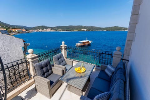 Seafront Apartment For4 Apartment in Vis