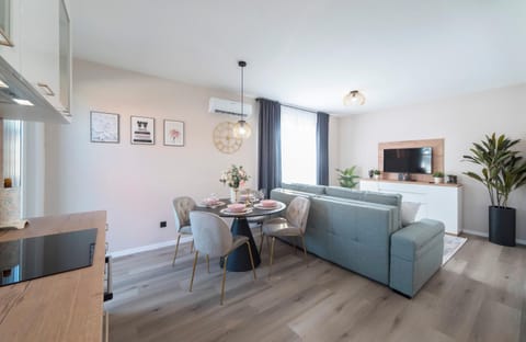 Bed, Kitchen or kitchenette, Living room, Photo of the whole room, Seating area, Dining area