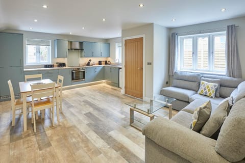 Kitchen or kitchenette, Living room, Seating area, Dining area